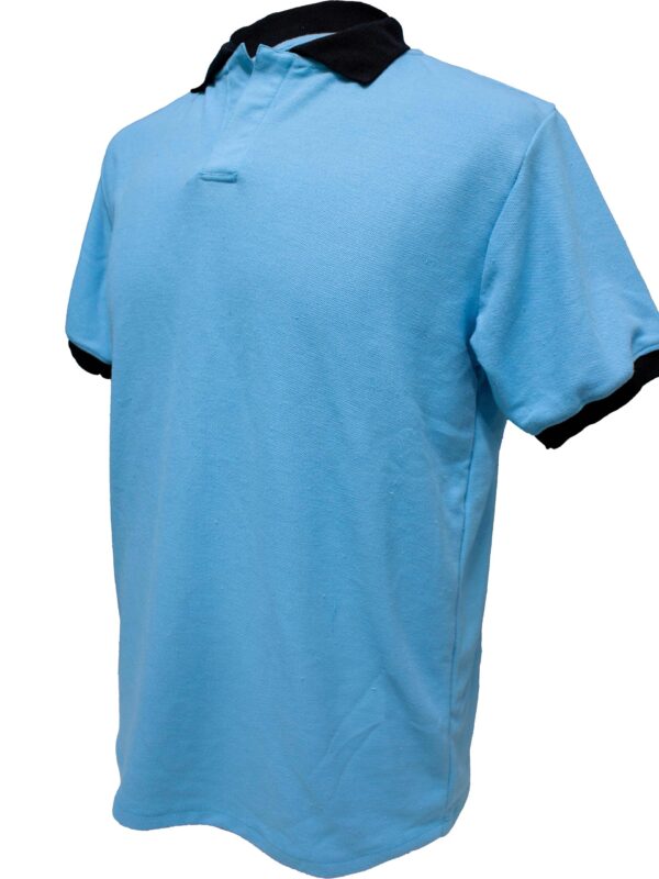 POLO CELESTE CUELLO AZUL