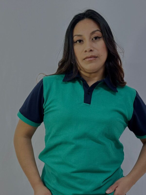 POLO VERDE CUELLO AZUL