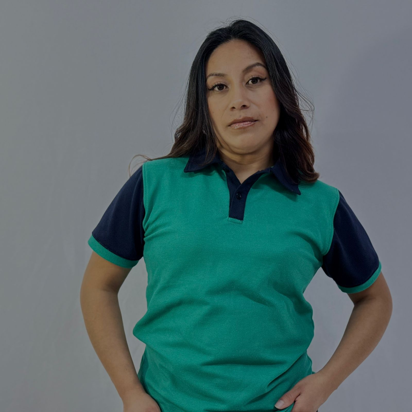 POLO VERDE CUELLO AZUL